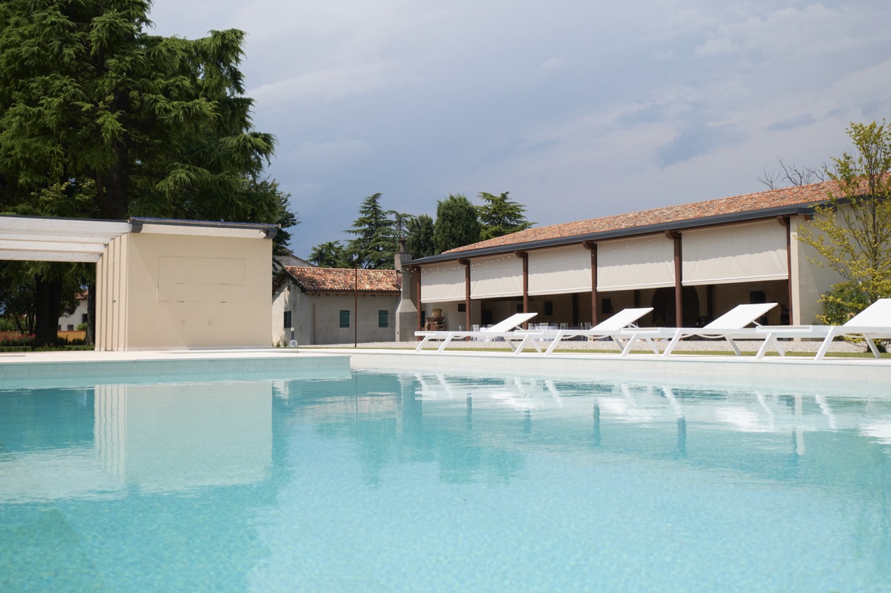 A bordo piscina photo